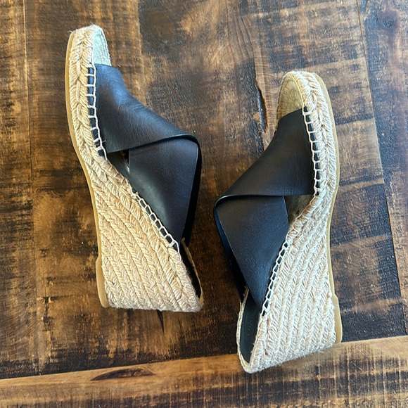 VINCE Black Leather Crossover Toe Strap Espadrilles - Picture 4 of 12